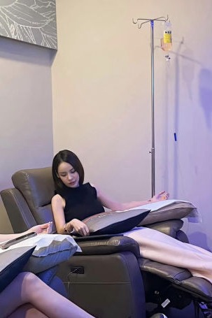 DR.REVIVE's Patient getting Super Glow IV 